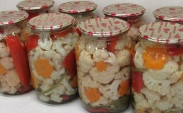 Pilihan resipi salad kembang kol yang paling lazat untuk musim sejuk dalam tin - dimakan serta-merta