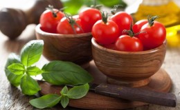 What are the benefits and harms of tomatoes for a woman's body: contraindications and norms for the use of tomatoes