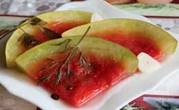 So bereiten Sie leckere und gesunde Wassermelonen in Ihrem eigenen Saft für den Winter zu