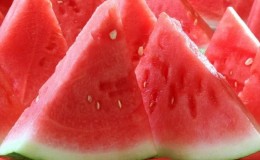 Ist es möglich, rosa Wassermelone zu essen und warum ist es so