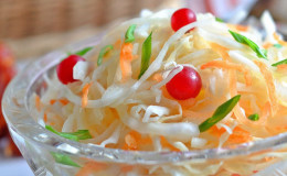 Memasak sauerkraut yang luar biasa dengan anggur mengikut resipi terbaik