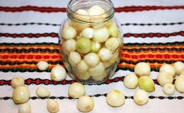 Bawang untuk musim sejuk dalam balang: bagaimana garam dengan betul