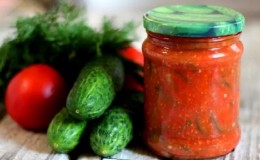 Wie man eingelegte Gurken für den Winter in Tomatensaft köstlich kocht: die besten Rezepte