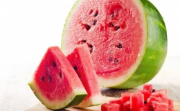 Wir bewahren die Wassermelone bis zum Neujahr zu Hause auf