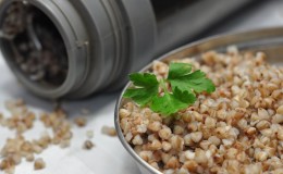 Müsli kochen ist einfach und unkompliziert, ohne zu kochen: wie man Buchweizen über Nacht dämpft und wie es nützlich ist