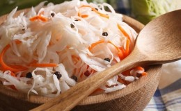 Kami membuat diet untuk ibu menyusu yang tidak akan membahayakan: adakah sauerkraut boleh dilakukan dengan penyusuan