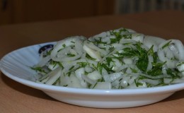 Giá cả phải chăng, nhanh chóng và ngon miệng để làm hành tây ngâm cho thịt nướng, cá trích và salad