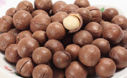 Bagaimana dan berapa banyak kacang macadamia yang dimakan