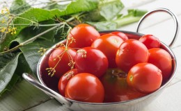 Top 10 der besten Rezepte zum Einlegen von Tomaten in ein Fass, Merkmale der Behältervorbereitung und Lagerung von vorgefertigten Gurken