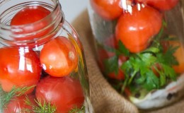 How to cook delicious canned tomatoes for the winter in liter jars: a selection of the best recipes