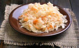 Einfache und leckere Rezepte zur Herstellung von Sauerkraut mit Essig