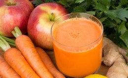 Cara menyediakan jus dari epal dan wortel dari juicer untuk musim sejuk