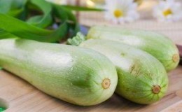 Is het mogelijk om rauwe courgette te eten: de voordelen en nadelen voor het lichaam, evenals recepten voor gerechten op basis van verse groenten