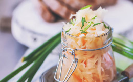 Sauerkraut für Frauen: Was ist nützlich und wann ist es kontraindiziert, wie, in welcher Form und Menge