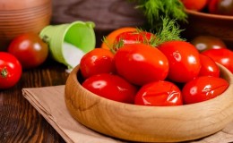 Die leckersten und einfachsten Rezepte zum Einlegen von Tomaten in einen Eimer: Wir bereiten uns hervorragend auf den Winter vor