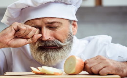 Hör auf in der Küche zu weinen: lerne Zwiebeln ohne Tränen zu schneiden