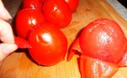 7 manieren om een ​​tomaat te schillen: tomaten gemakkelijk en gemakkelijk pellen met een geheim van huisvrouwen