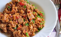 Adakah mungkin untuk menurunkan berat badan pada soba dengan daging dan berapa kandungan kalori