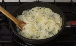 Nützliche Eigenschaften von gedünsteten Zwiebeln für den Körper und die köstlichsten Rezepte