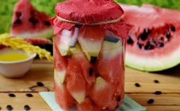 Einfache Rezepte für den Winter: Wie man Wassermelonen in Gläsern einlegt