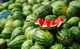 Die Namen früher Sorten von Wassermelonen für offenes Gelände und Bewertungen darüber