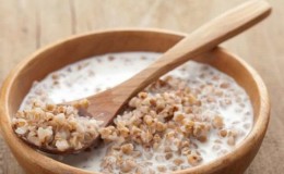 Adakah mungkin makan soba dengan susu: apakah faedah dan kemudaratan gabungan tersebut