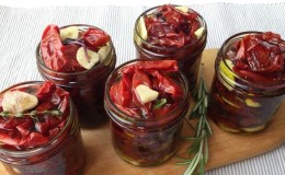 Thuis zongedroogde tomaten koken: verschillende manieren en de lekkerste recepten