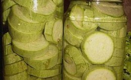 Die leckersten und einfachsten Rezepte, wie man Zucchini für den Winter in Gläsern salzt