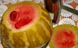 Leckere eingeweichte Wassermelonenrezepte: In einem Topf, einem Glas und einem Fass