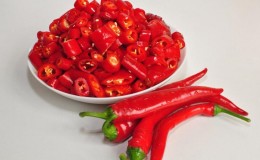 Is it possible to freeze hot peppers for the winter: we save the hot vegetable correctly