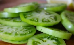 Is het mogelijk om groene tomaten te eten: voordelen en nadelen voor het menselijk lichaam, vers en gezouten