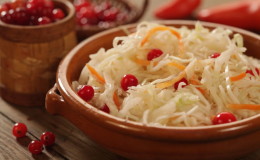 Cara memasak sauerkraut dengan lingonberi dengan betul