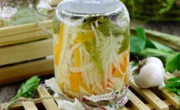 Persediaan do-it-yourself yang lazat: resipi untuk memasak kubis kohlrabi untuk musim sejuk