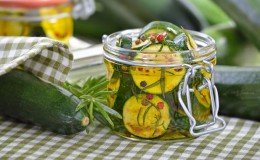 Eine Auswahl der besten Rezepte für Zucchini-Dosen: lecker kochen und Gäste überraschen