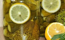 Resipi untuk penyediaan timun yang lazat dengan lemon untuk musim sejuk dalam balang liter