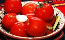 Hoe ingemaakte tomaten in potten 