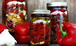 Wie man eingelegte Paprika in Öl für den Winter kocht: einfache Rezepte von erfahrenen Hausfrauen