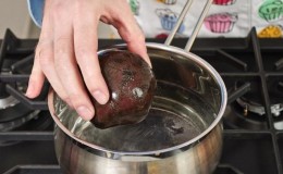 Moet ik de bieten schillen voordat ik ze kook - we zullen leren hoe we ze moeten koken met behulp van de life-hacks van ervaren huisvrouwen