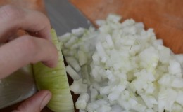 Cara memotong bawang dengan betul menjadi kiub, cincin dan helai