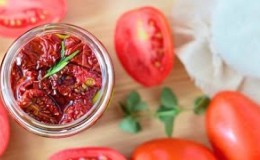 Hoe u met uw eigen handen gedroogde tomaten maakt: een selectie van de beste manieren om thuis tomaten te oogsten