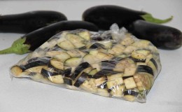 Hoe u verse aubergines voor de winter thuis kunt invriezen en wat u ervan moet koken