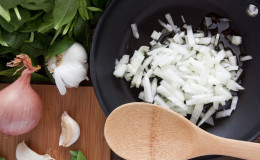 Ist es möglich, gebratene Zwiebeln zu essen, während Sie Gewicht verlieren und was ist ihr Kaloriengehalt