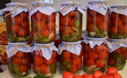 How to cook delicious and original sweet tomatoes in liter jars for the winter