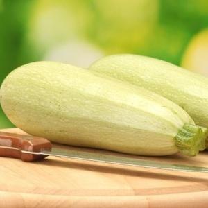 So machen Sie köstliche knusprige, leicht gesalzene Zucchini in einer Tüte: ein schnelles Rezept in 5 Minuten