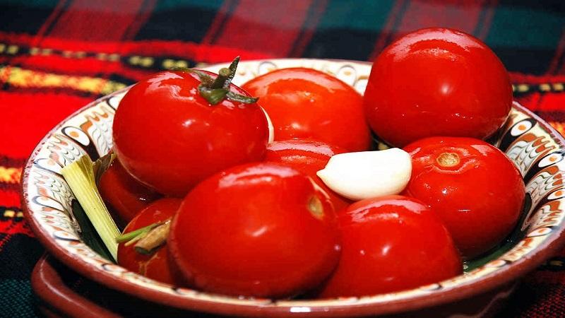 Top 15 der köstlichsten Rezepte für Tomatenkonserven: Wie man Tomaten für den Winter in Gläsern salzt