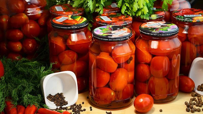 Top 15 der köstlichsten Rezepte für Tomatenkonserven: Wie man Tomaten für den Winter in Gläsern salzt