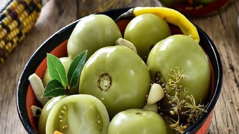 Top 15 der köstlichsten Rezepte für Tomatenkonserven: Wie man Tomaten für den Winter in Gläsern salzt