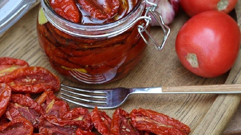 So kochen Sie sonnengetrocknete Tomaten zu Hause: verschiedene Arten und die leckersten Rezepte