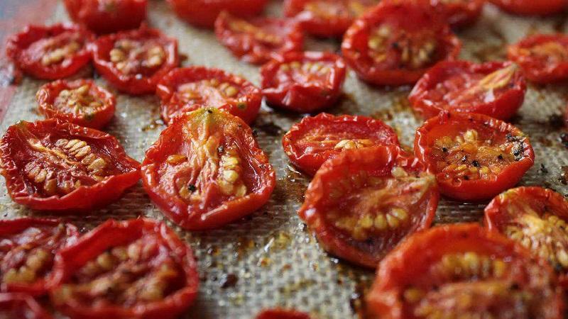 So kochen Sie sonnengetrocknete Tomaten zu Hause: verschiedene Arten und die leckersten Rezepte