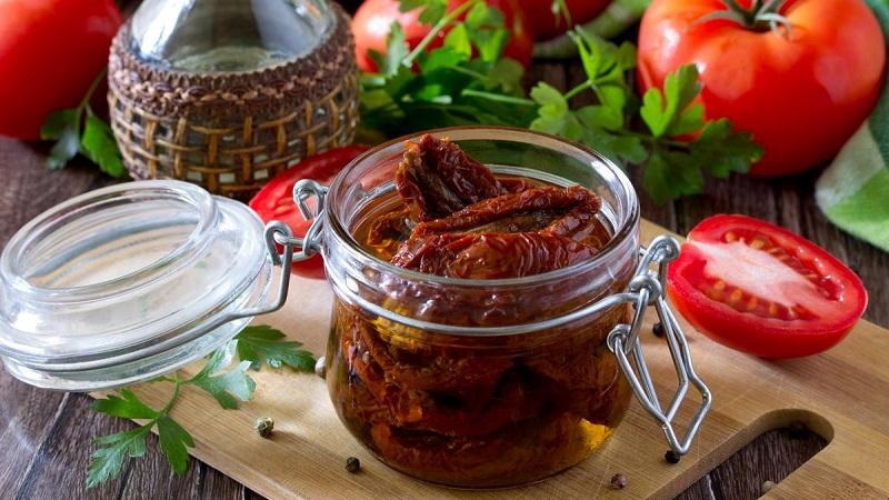 So kochen Sie sonnengetrocknete Tomaten zu Hause: verschiedene Arten und die leckersten Rezepte